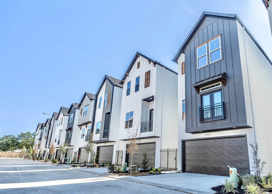 5318 Creekmont Timbers Trail, Houston, TX 77091 - photo 1