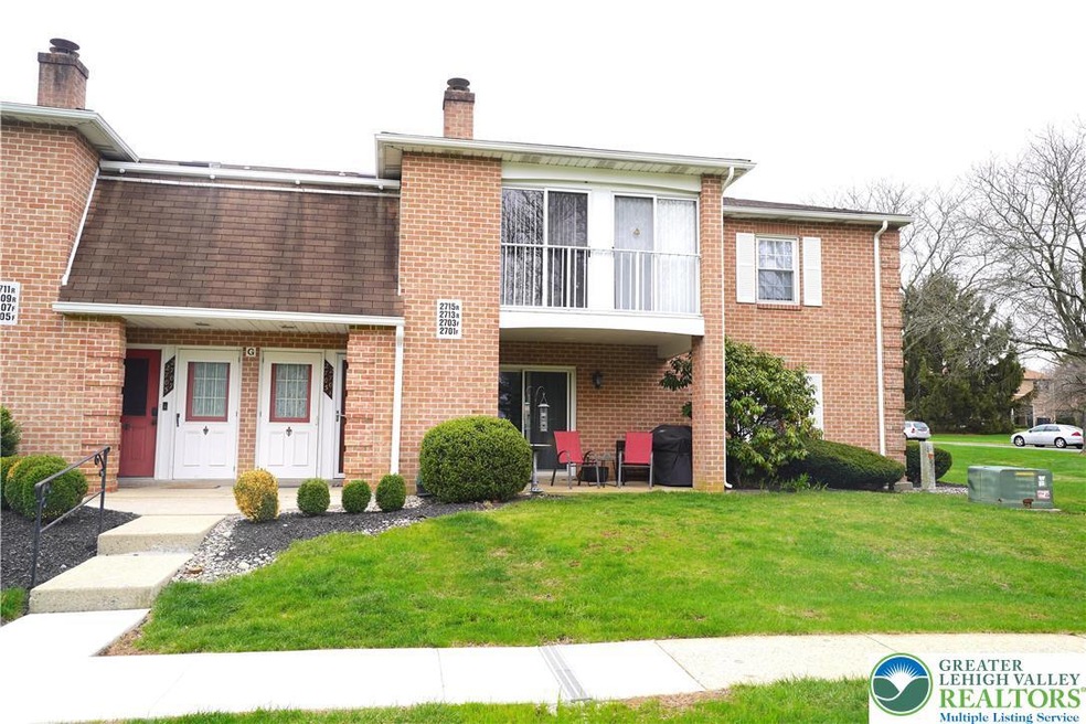 2703 Rolling Green Dr unit 703, MacUngie, PA 18062 - photo 1