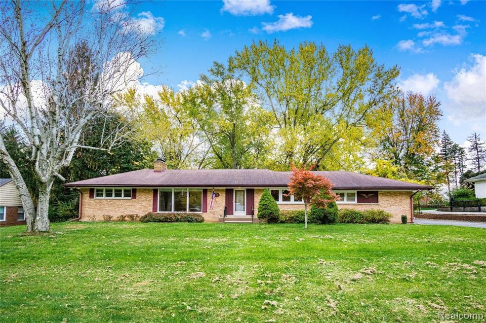 817 S Pemberton Rd, Bloomfield Hills, MI 48302 - photo 1