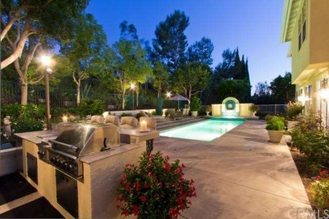 Fabulous Entertaining Backyard with Salt Water Poo