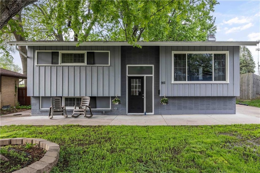 911 E Broad St, Des Moines, IA 50315 - photo 1