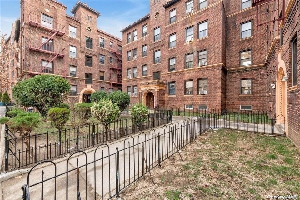 62-64 Saunders St unit L2, Rego Park, NY 11374 - photo 1