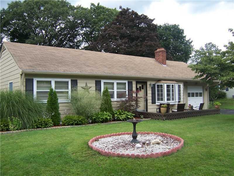 215 Richmond Dr, Warwick, RI 02888 - photo 1