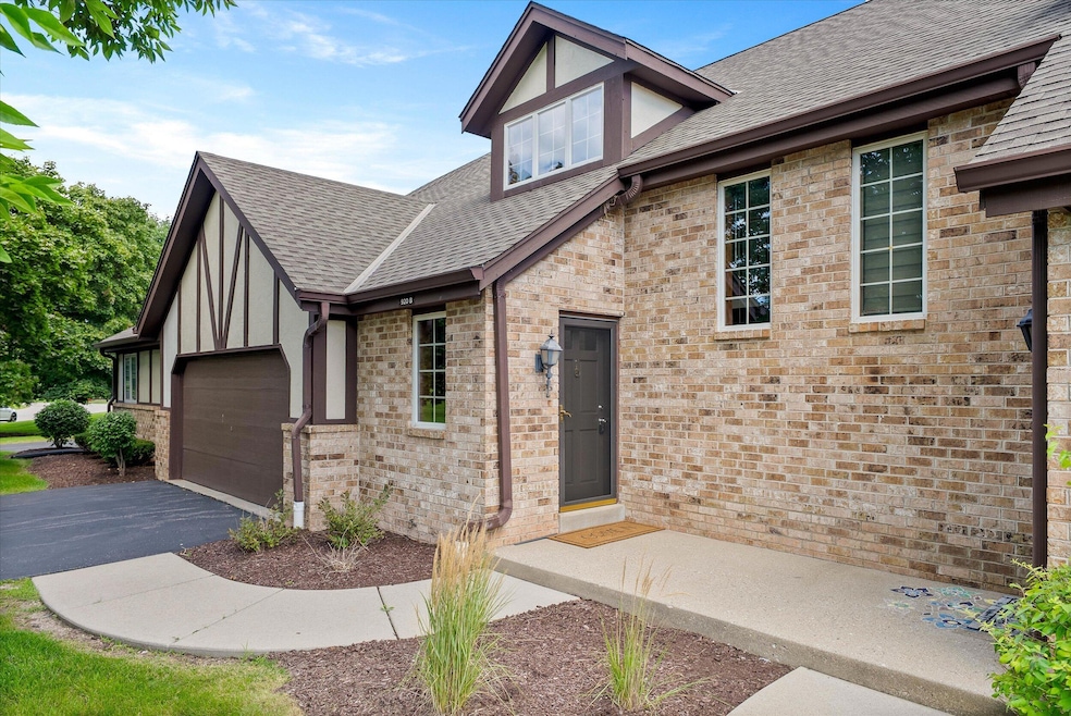 920 Oakwood Ln unit B, Brookfield, WI 53045 - photo 1