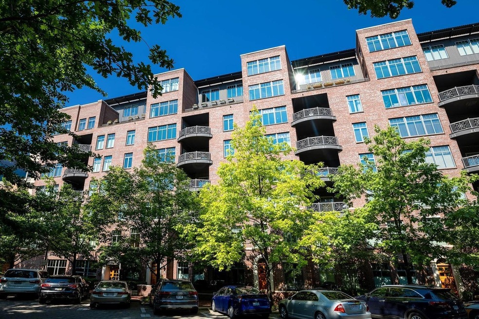 251 Daniel Burnham Sq _703-4[1]