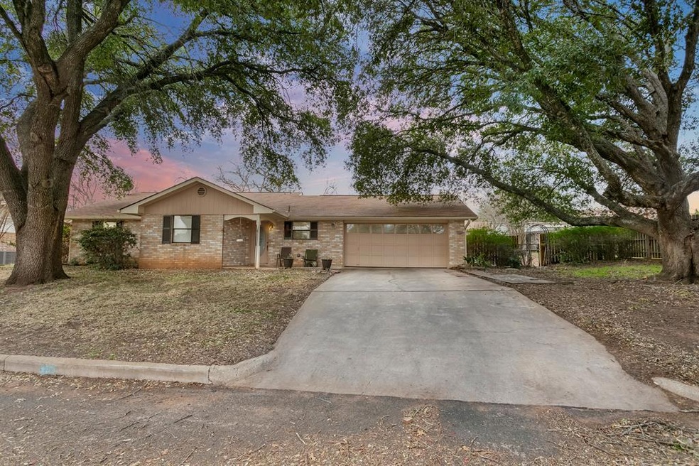 109 W Driftwood Dr, Fredericksburg, TX 78624 - photo 1