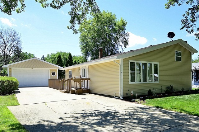 411 Blackhawk Ave, Carpentersville, IL 60110 - photo 1