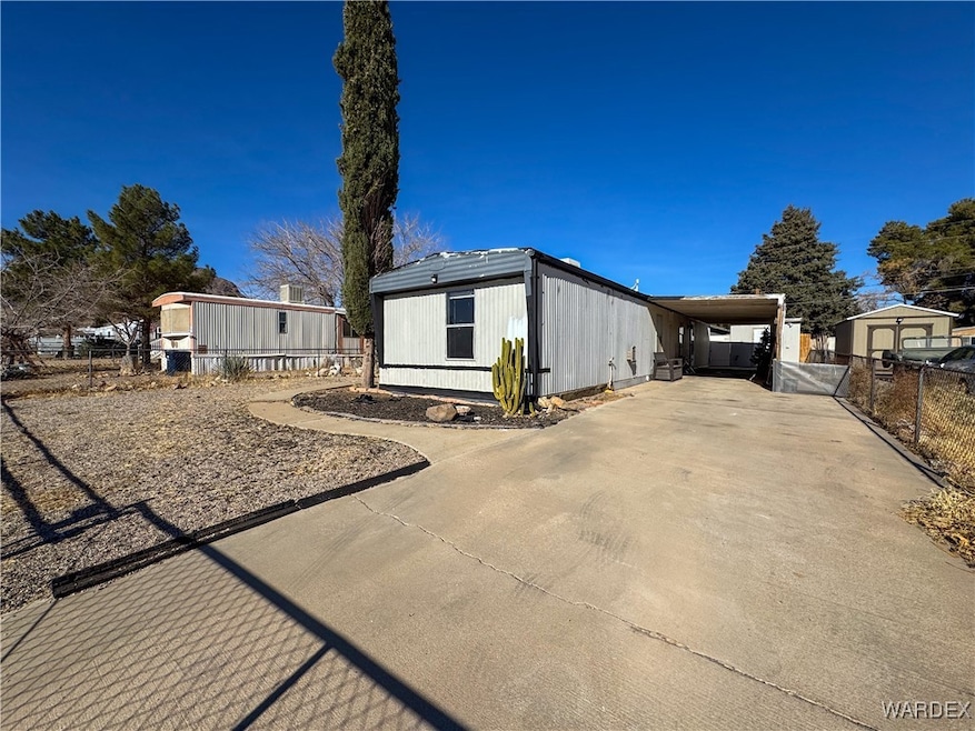 Manufactured / mobile home with a carport