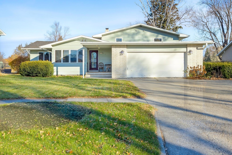 909 Southwood Dr S, Fargo, ND 58103 - photo 1