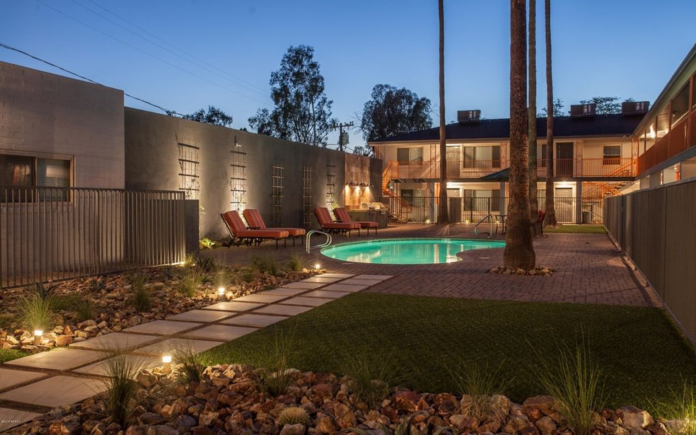 Community Court Yard With Pool