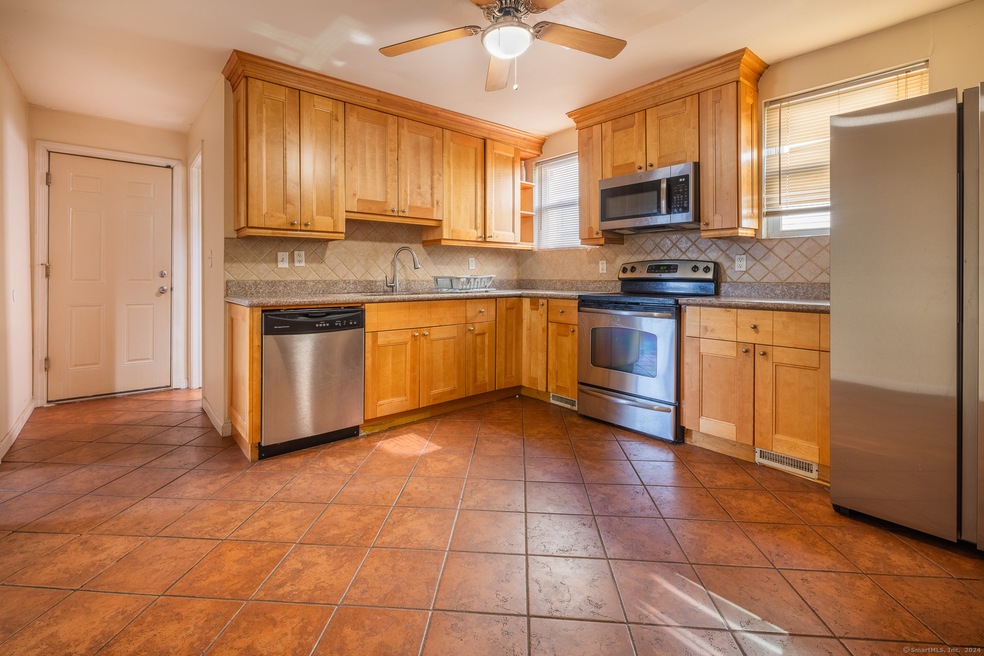 727 Brewster St unit 1st Floor, Bridgeport, CT 06605 - photo 1