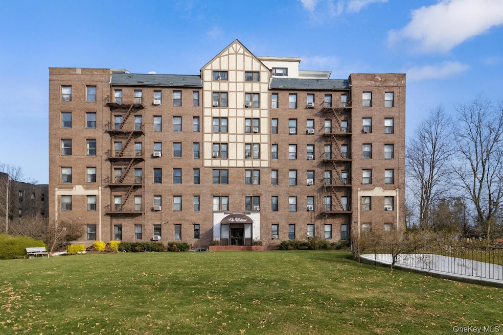 37 Brompton Rd unit 3D, Great Neck, NY 11021 - photo 1