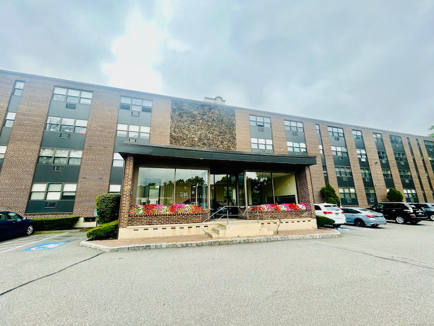 Park Towers Condominiums unit 4B, Norwalk, CT 06851 - photo 1