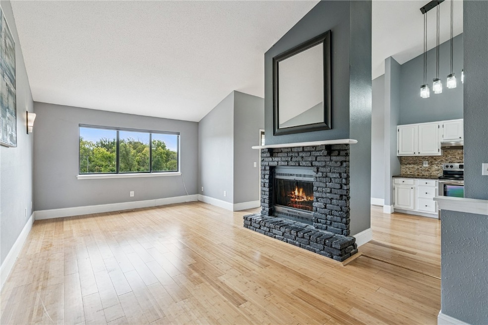 219 40th Street Dr SE unit 206, Cedar Rapids, IA 52403 - photo 1