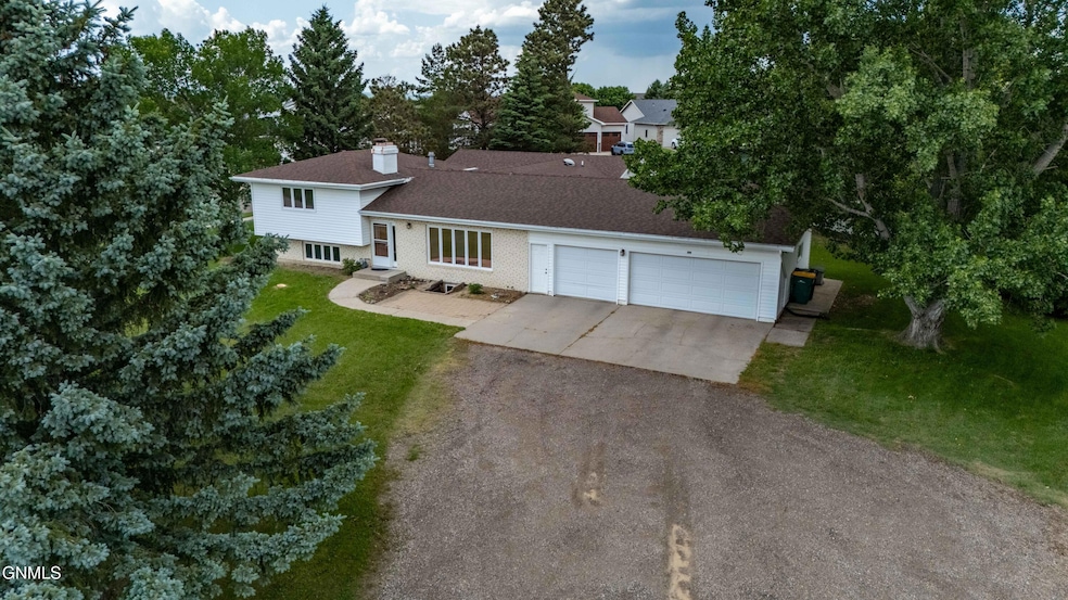 516 Colt Ave, Bismarck, ND 58503 - photo 1