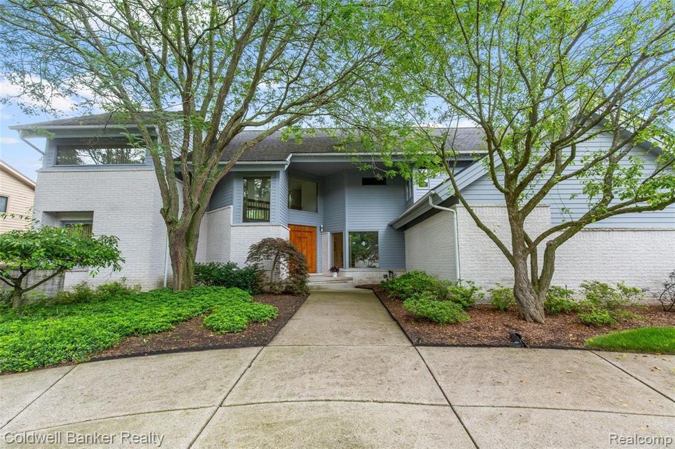 4057 Fox Lake Dr, Bloomfield Hills, MI 48302 - photo 1