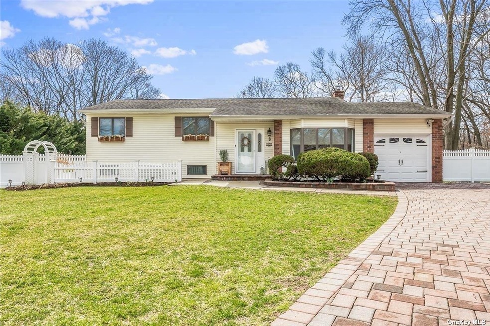 5 Maple Mall, ComMacK, NY 11725 - photo 1