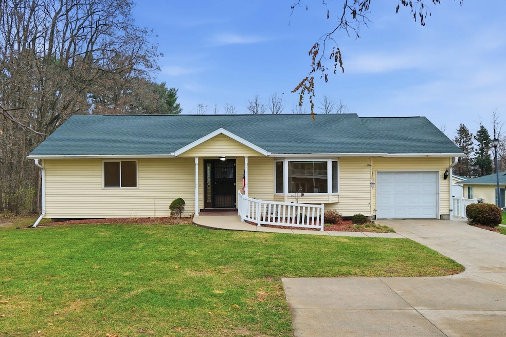 305 Mack Dr unit 9, Reedsburg, WI 53959 - photo 1