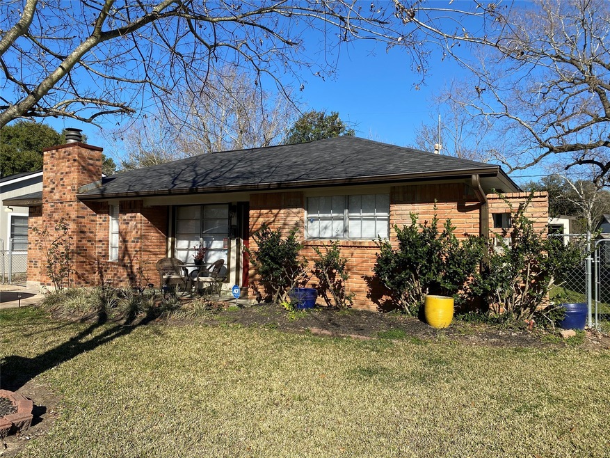 10829 Stover St, Houston, TX 77075 - photo 1