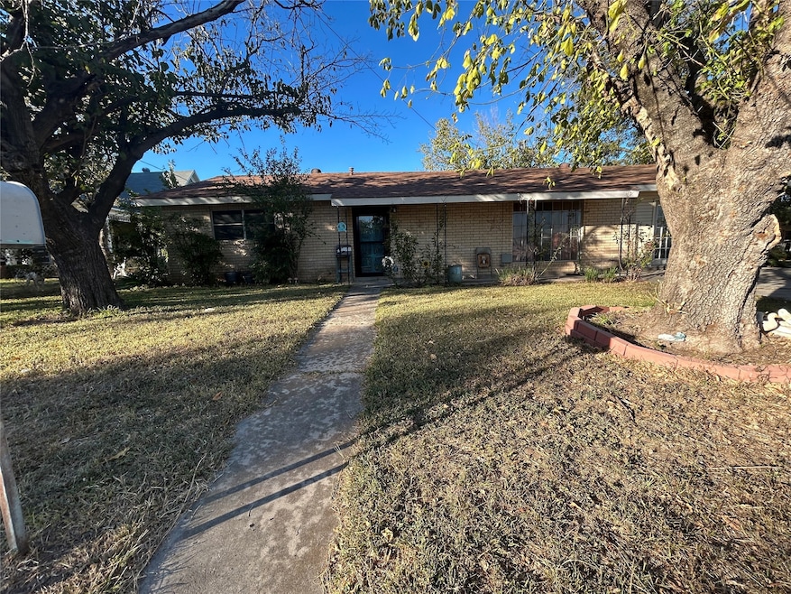 411 E Grand Ave, Comanche, TX 76442 - photo 1