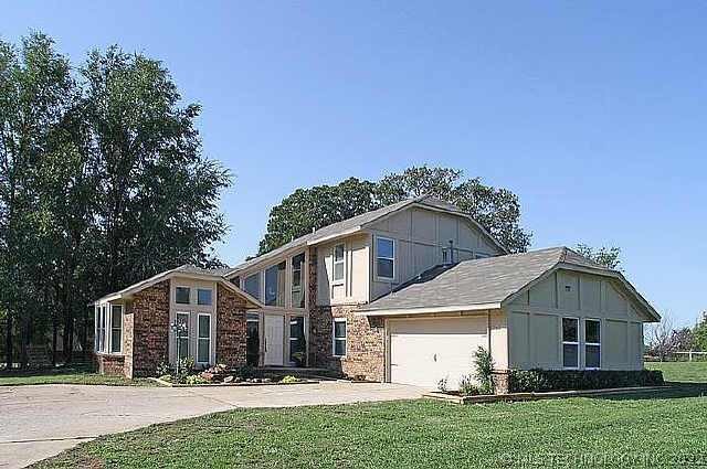 HOME FOR THE HOLIDAYS! Come enjoy Country Living n