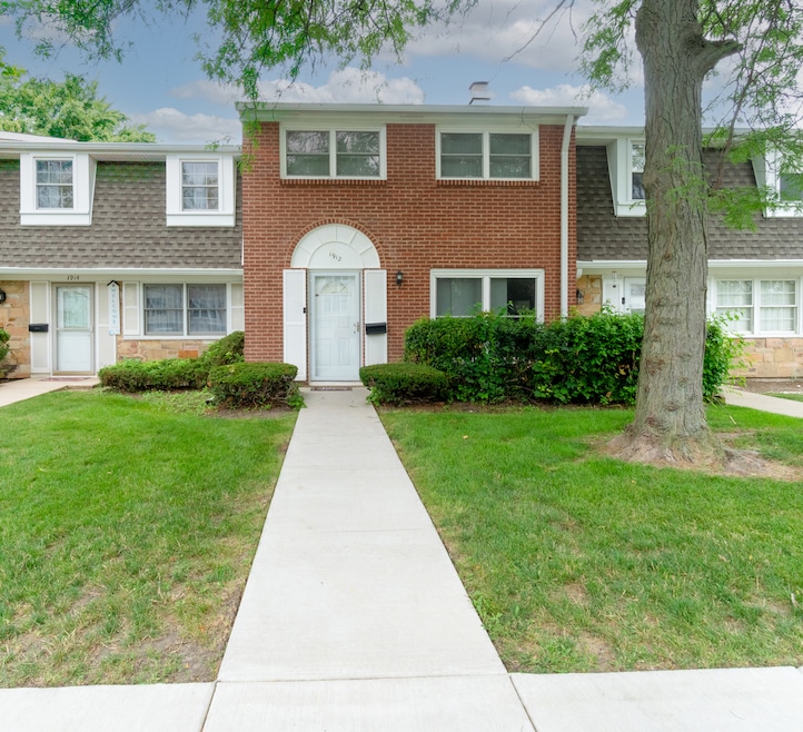 1912 Finchley Ct unit 3, Schaumburg, IL 60194 - photo 1
