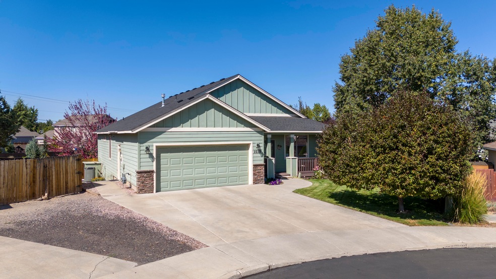 2239 SW Metolius Ct, Redmond, OR 97756 - photo 1