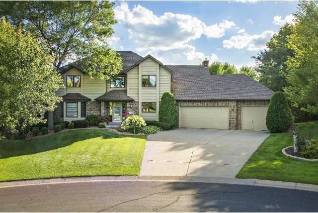 Great cul-de-sac location and on Fish Lake!