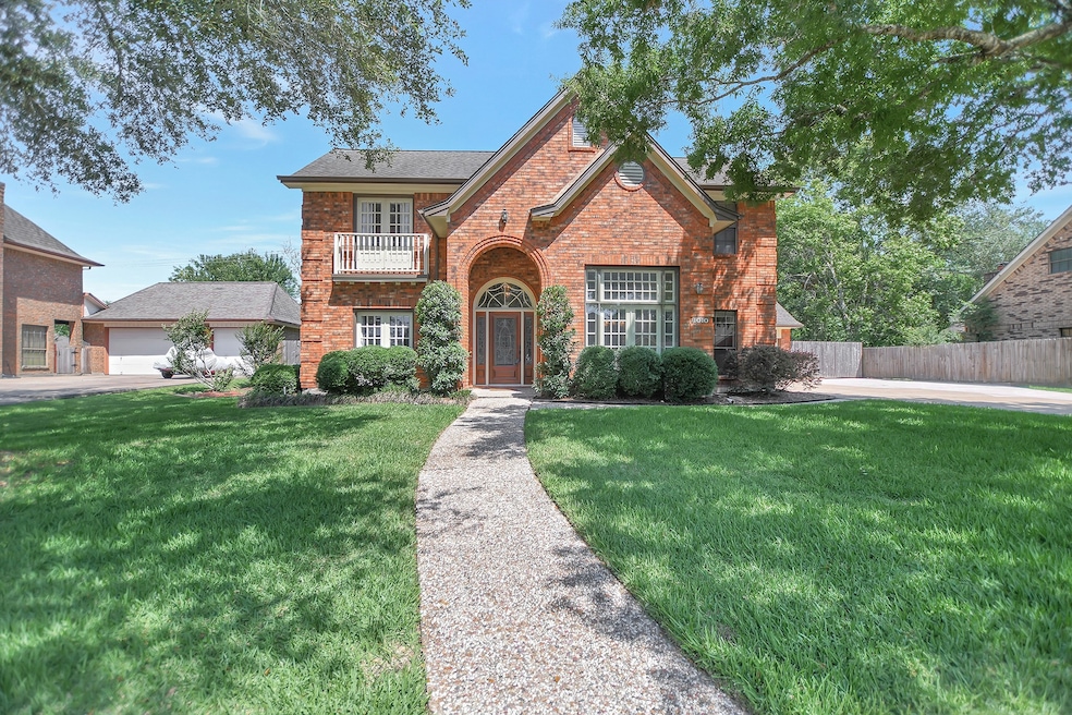 1010 Middlecreek St, Friendswood, TX 77546 - photo 1