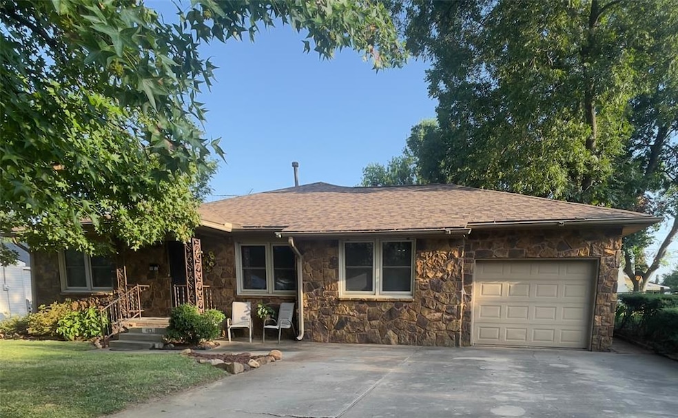 1113 E 6th St, Cushing, OK 74023 - photo 1