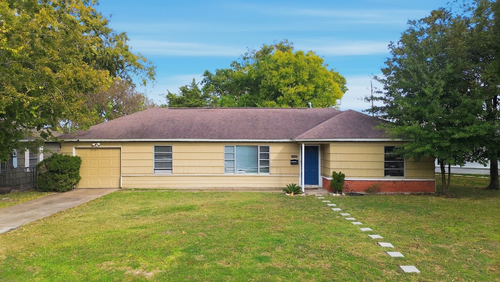 7702 Cedel Dr, Houston, TX 77055 - photo 1