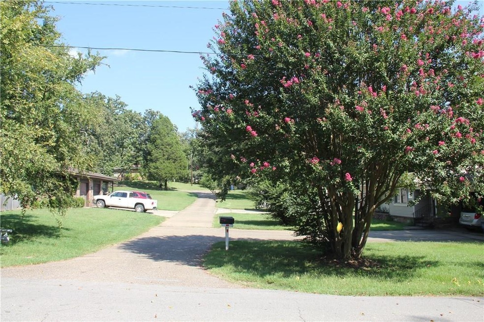 Entrance off Ellsworth.  4 units, 5903 5905 (Duple