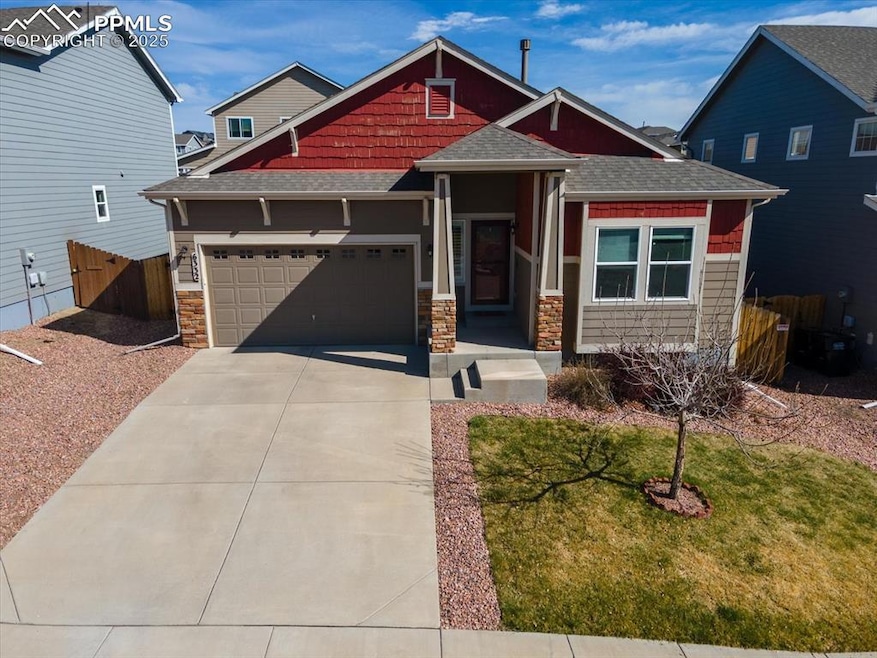 Craftsman house featuring concrete driveway, roof 
