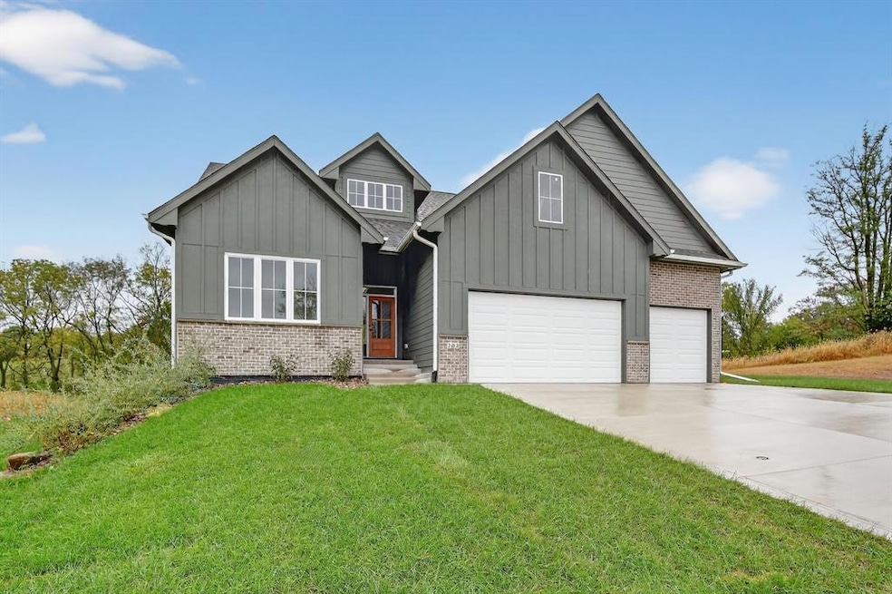 203 Hudson Ave, van Meter, IA 50261 - photo 1