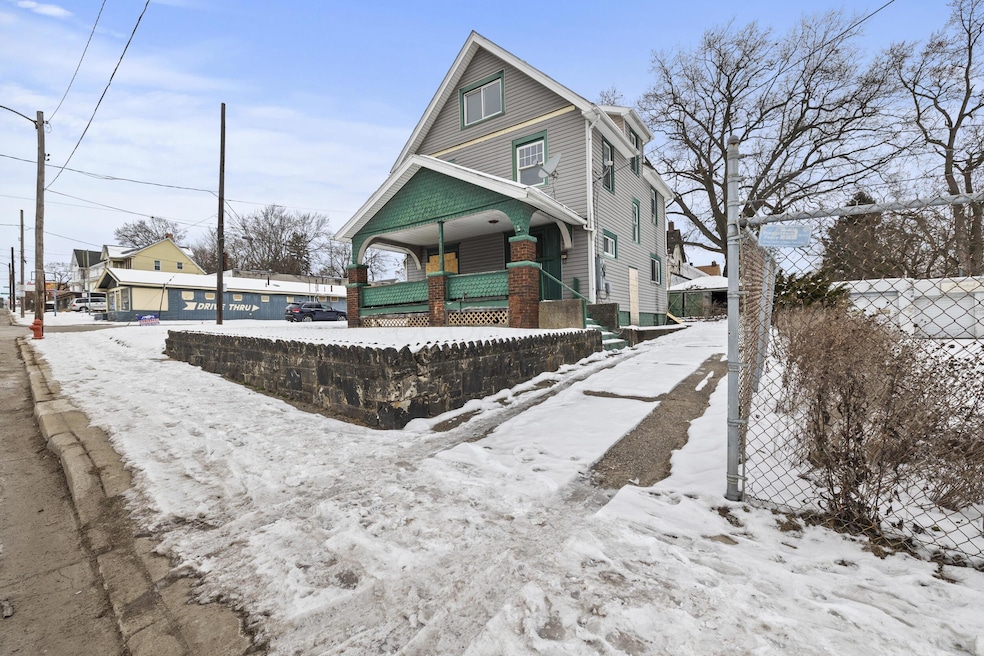 2_1726 mahoning ave front 02