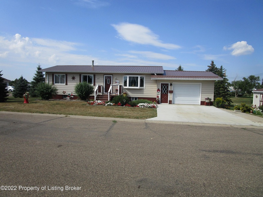 511 W Ash Ave, Glen Ullin, ND 58631 - photo 1