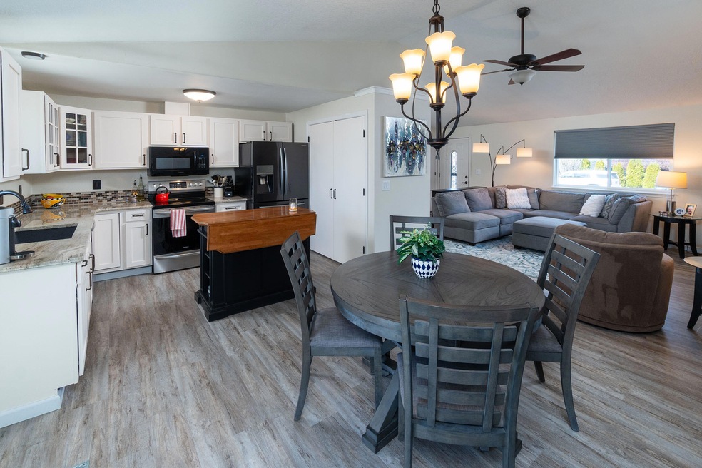 3140 SW Reindeer Ave, Redmond, OR 97756 - photo 1