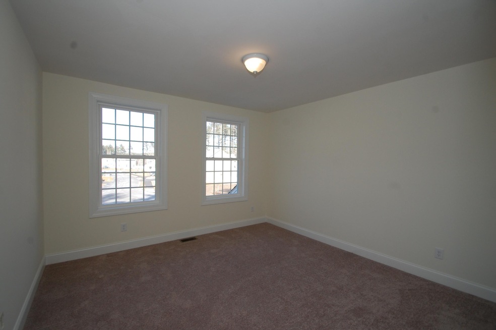 9 Crab Tree Ct unit 26, MerriMacK, NH 03054 - photo 1