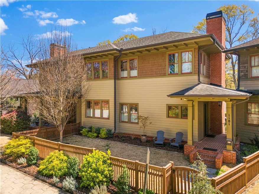 Rear view of property featuring a fenced front yar