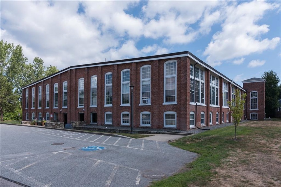 Welcome to 40 Web Avenue in Hamilton Harbour!