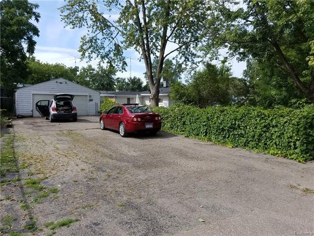 DETACHED GARAGE AND DRIVEWAY ON STRATFORD ST.