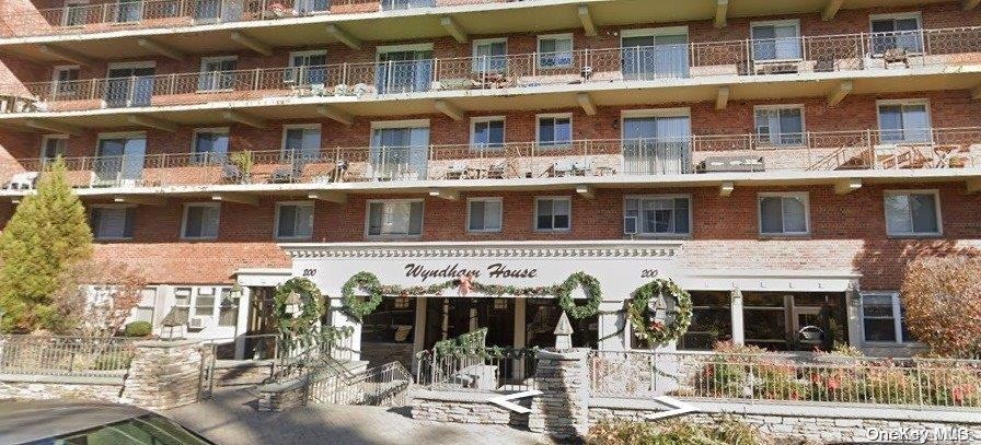 Wyndham House unit 334, Lynbrook, NY 11563 - photo 1