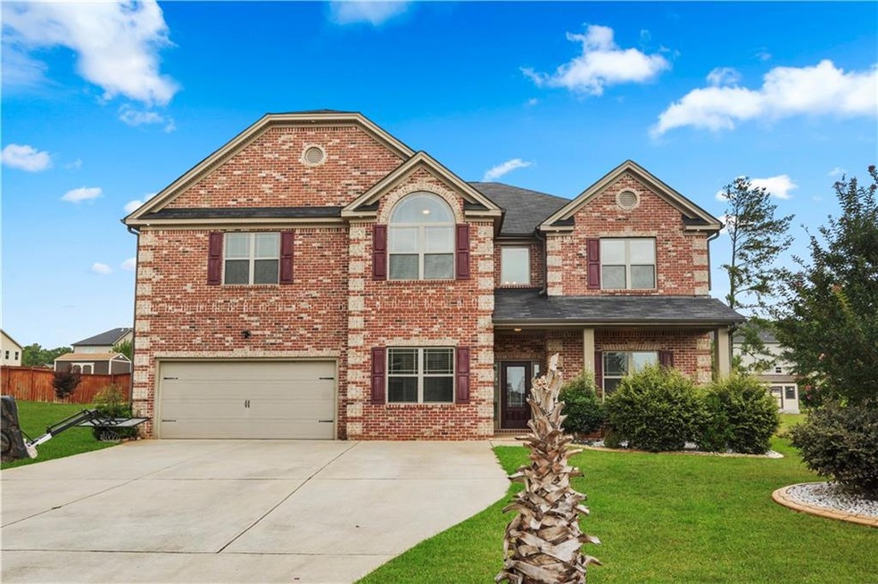 View of front of property with a garage and a fron