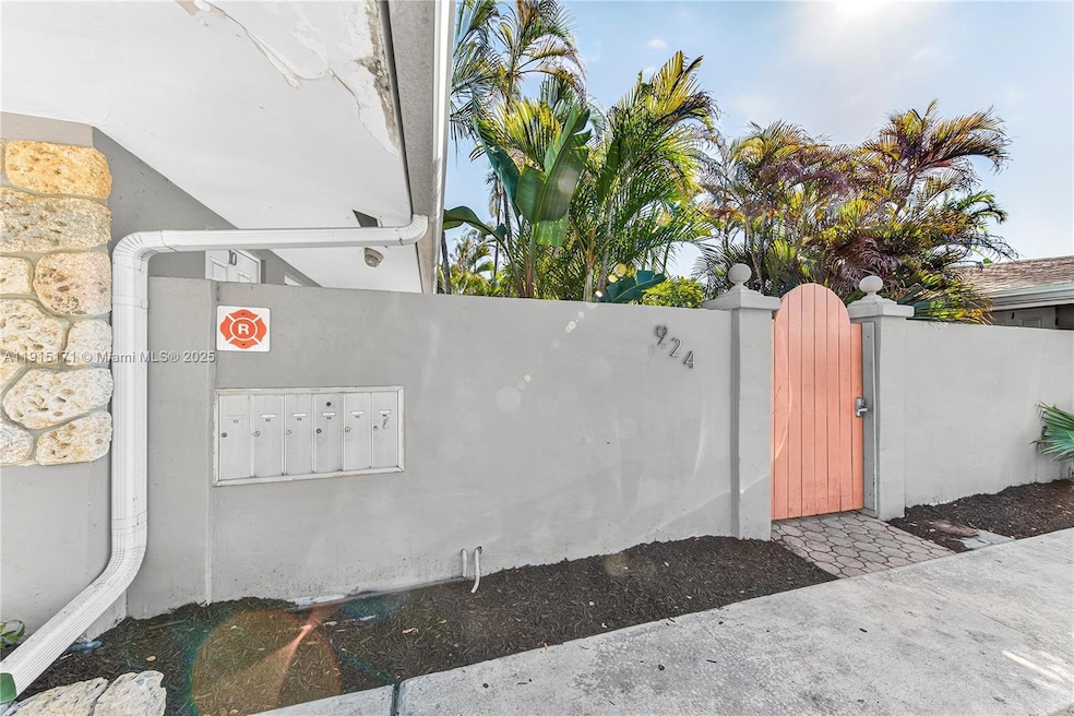 924 NE 17th Terrace unit 6, Fort Lauderdale, FL 33304 - photo 1