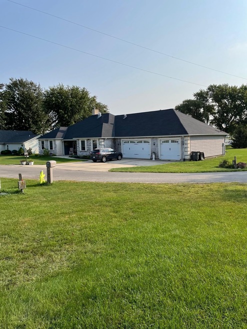 ENORMOUS SPRAWLING RANCH ON 1/2 ACRE CORNER LAKEFR