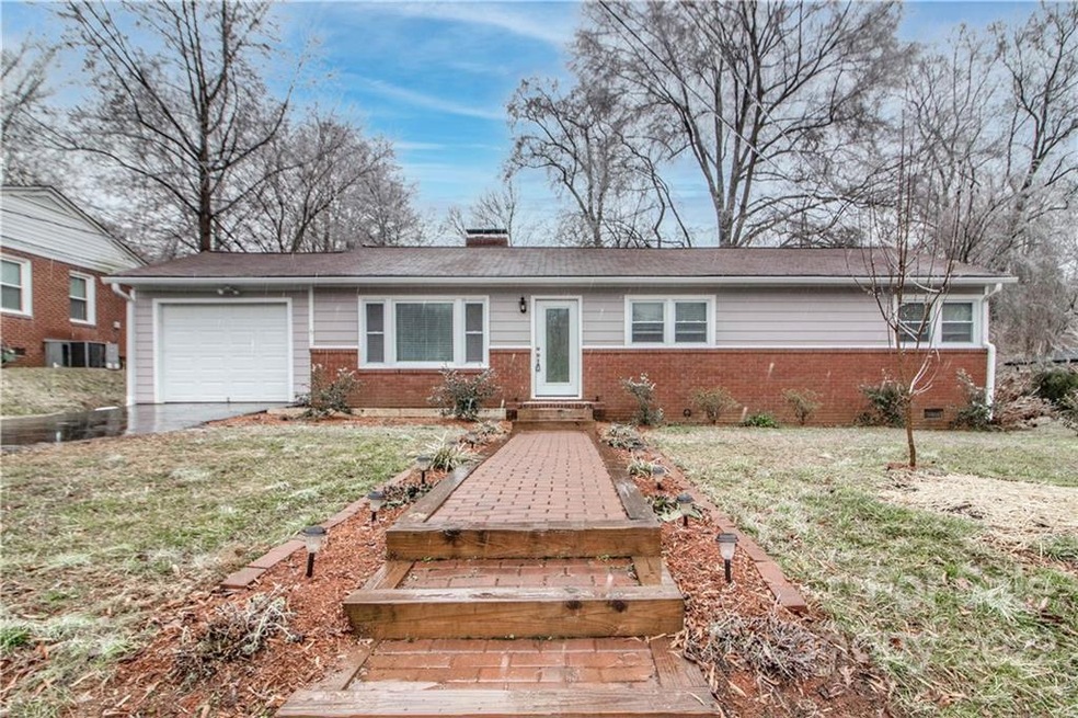 426 Hillcrest Dr, Statesville, NC 28677 - photo 1