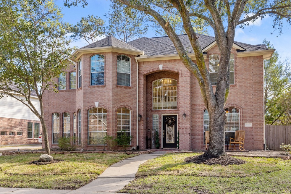 Incredible 4 bedroom, 3.5 bath Coles Crossing home with close proximity to the highly-rated Sampson Elementary School, lap pool, recreational pool, tennis courts, fitness center, and miles of walking trails.