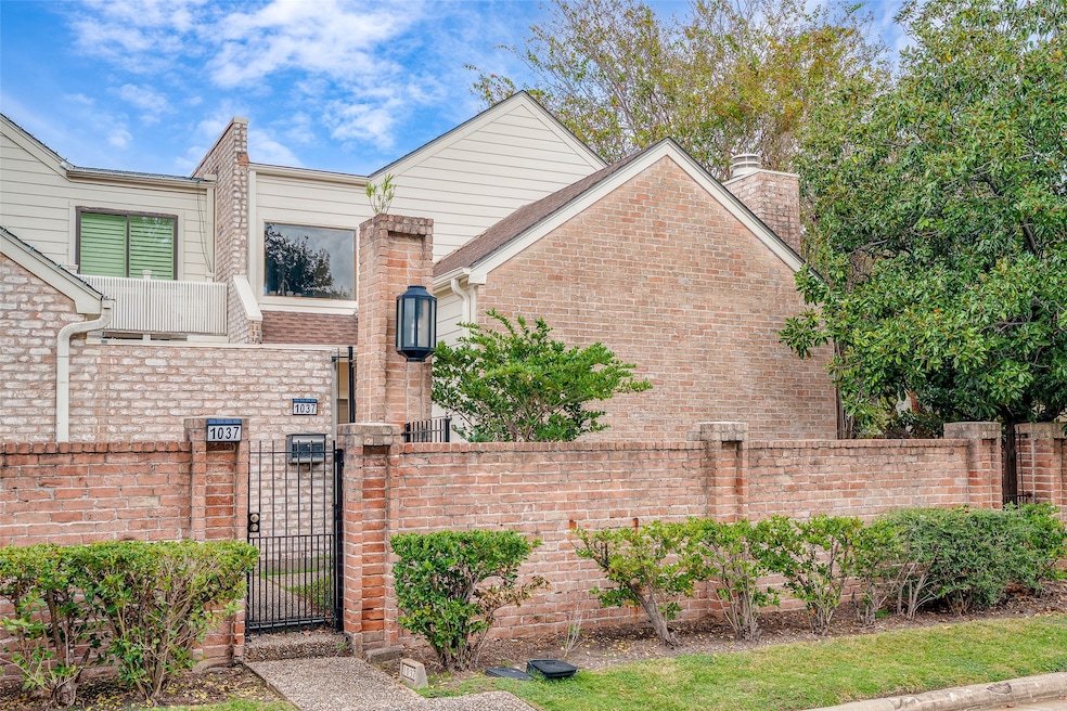 1037 Town Place St, Houston, TX 77057 - photo 1