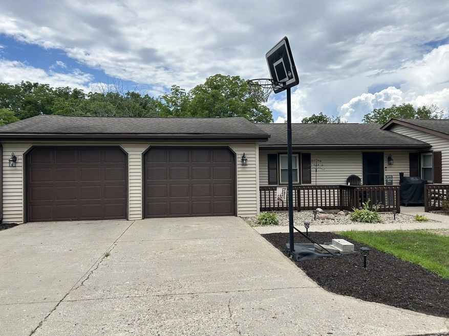 649 N Lakeshore Dr, Albion, IN 46701 - photo 1