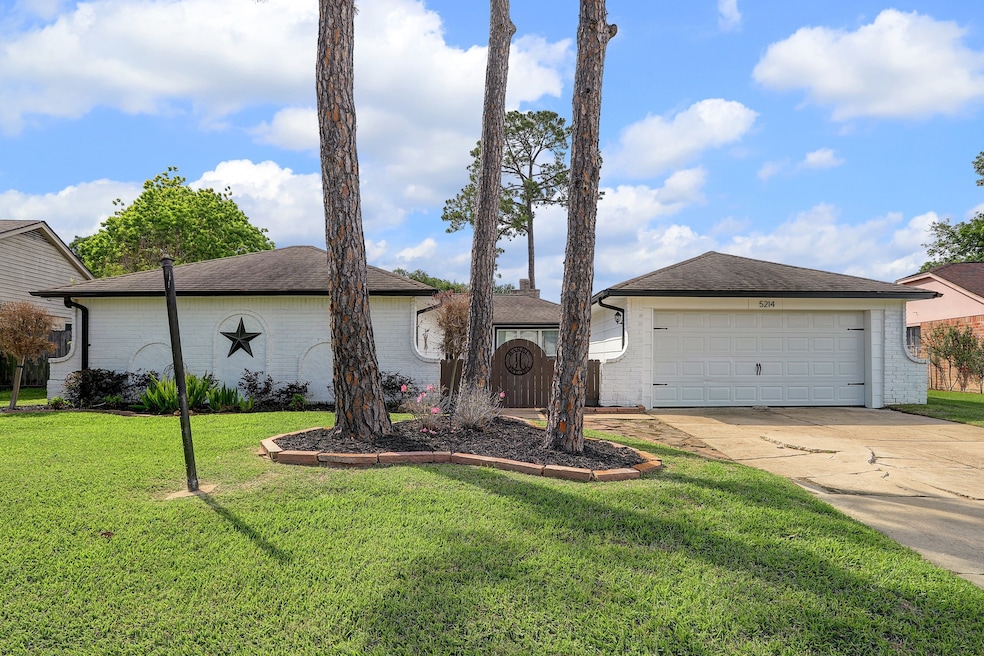 5214 Appleblossom Ln, Friendswood, TX 77546 - photo 1